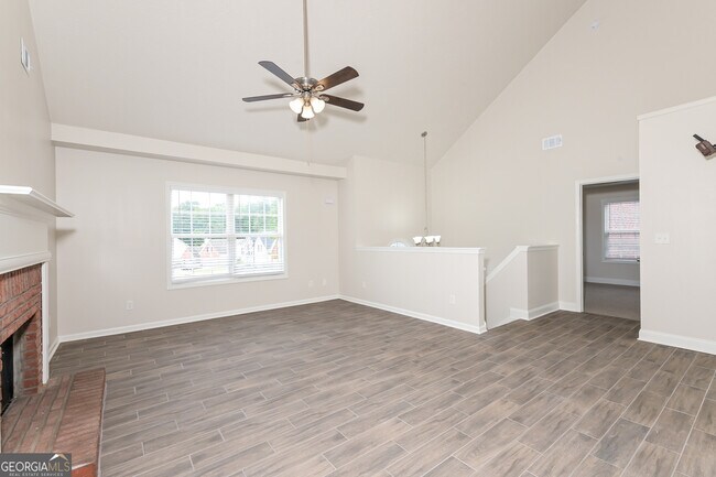 Building Photo - 1599 Queen Elizabeth Dr