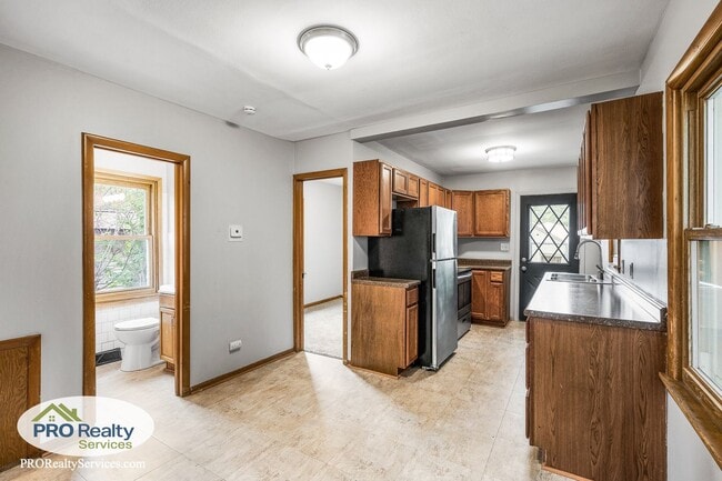 Building Photo - Recently Remodeled 2 Bedroom Home