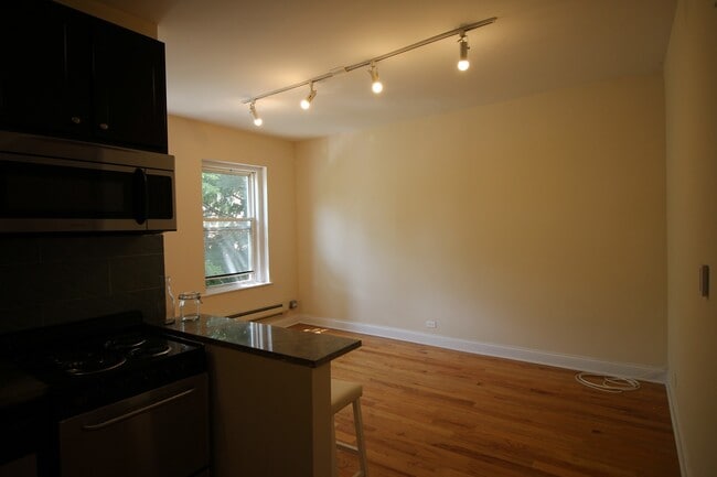 Building Photo - 1210 W Granville Ave