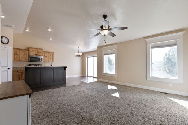 Foto del edificio - 5 Bed 3 Bath Home in Idaho Falls - $500 OFF 1ST MONTH