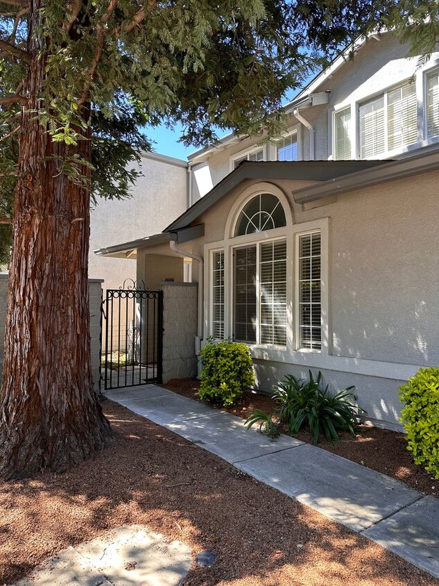 Foto principal - 3 Bedroom, 2 Bathroom Home in Sequoia Vill...