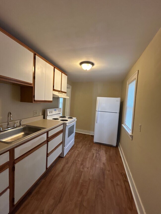 Foto del edificio - Charming 2-Bedroom, 1-Bathroom Home with B...