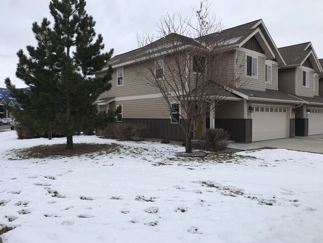 Building Photo - Centrally located 3 bed 2.5 bath condo for...