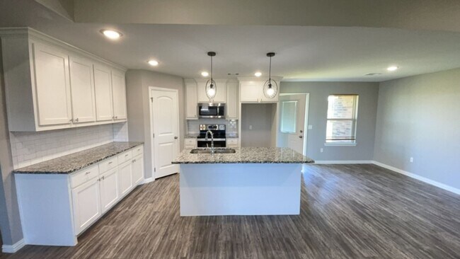 Building Photo - Durant school/Open floor plan/Close to Hwy 70