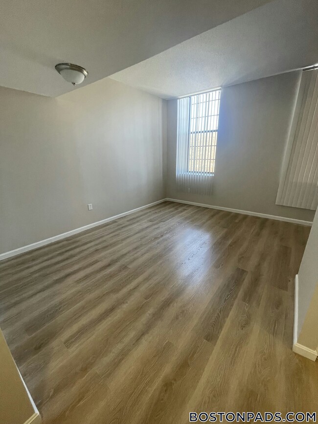 Building Photo - 2 Weaver Street