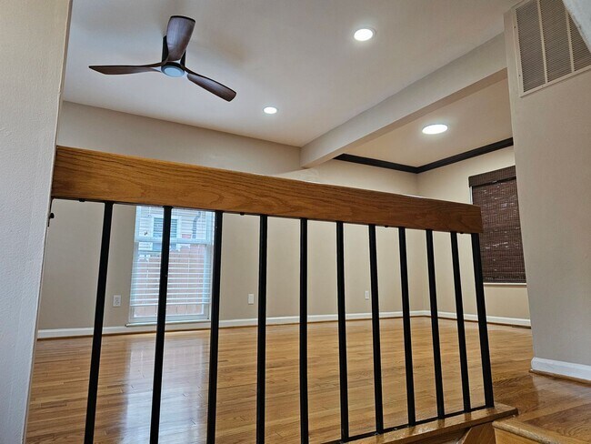 Foto del edificio - Wonderfully Remodeled Tri Level 3BR/2BTH S...