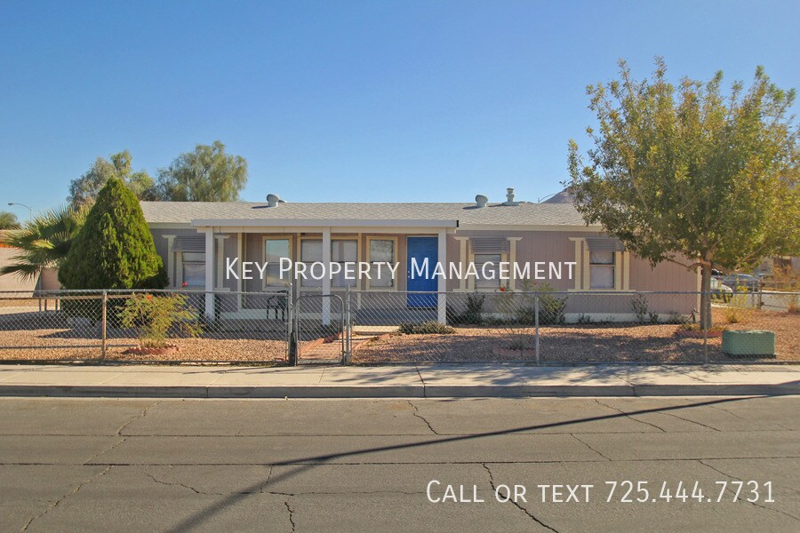 Foto principal - SINGLE STORY 4 BR HOME W/ RV PARKING NEAR ...