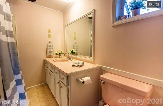 Building Photo - 4 br, 2 bath House - 640 Oak St.