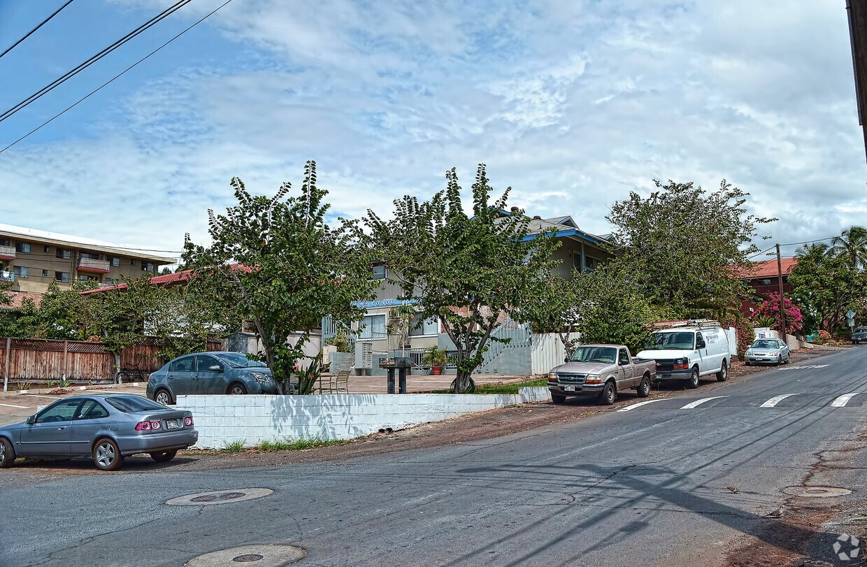 Building Photo - 2152 Konou Pl