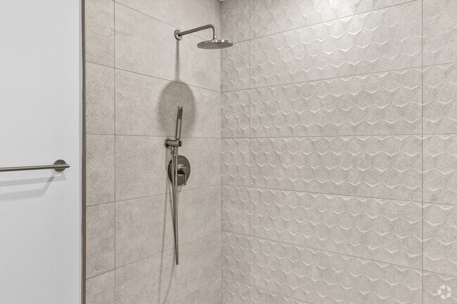 1 habitación, 1 baño, 653 pies cuadrados, baño - Gardens Residences