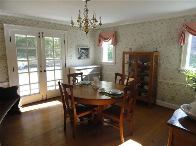 Foto del edificio - Beautiful 3-Bedroom, 1.5-Bath Home on a La...