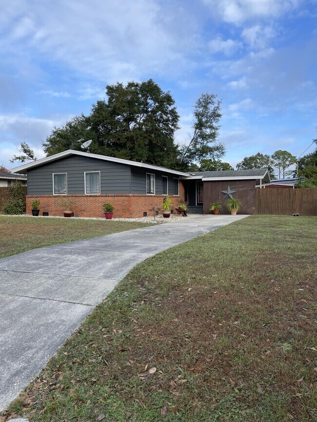 Building Photo - 6558 College Dr