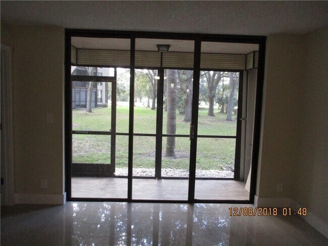 Foto del edificio - 6751 N University Dr