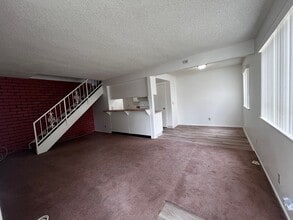 Building Photo - 752 W Hemlock St