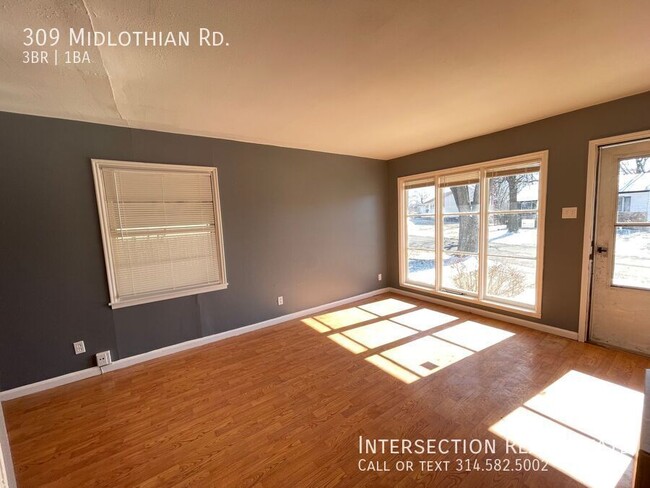 Building Photo - Three Bed/1Bath with Lots of Natural Light