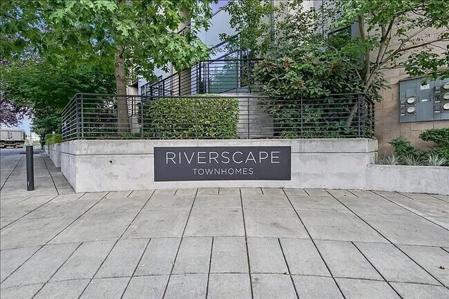 Foto del edificio - Riverfront 3 Bedroom, 3.5 Bath Townhome in...