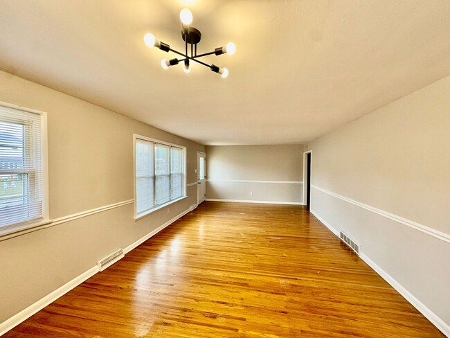 Foto del edificio - Charming 3-Bedroom Home for Rent in Runnem...