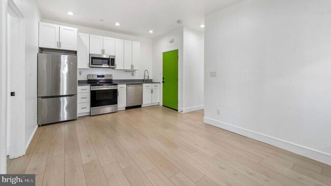 Building Photo - 633 N 64th St