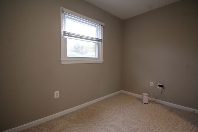 Building Photo - Large 4BR/3B Brick Home