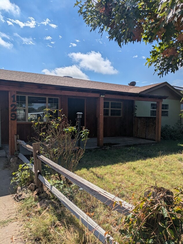 Building Photo - 129 Circle Dr