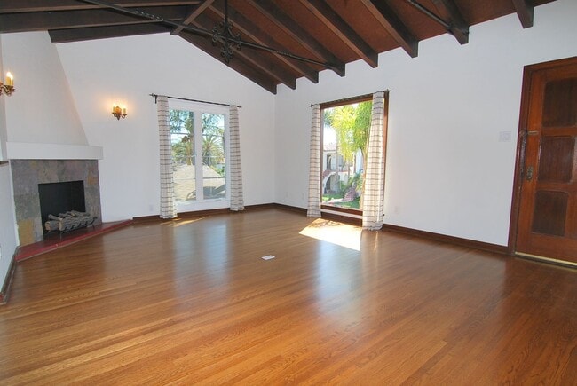 Building Photo - 122-124 Nieto