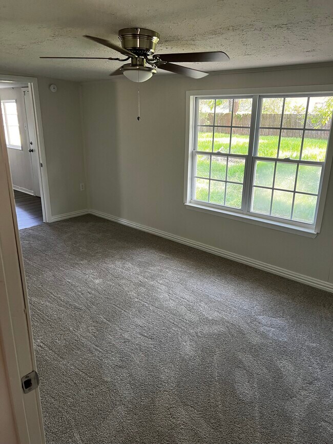 Foto del edificio - 230 N Holly Ave