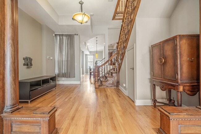 Building Photo - 2140 W Monroe St