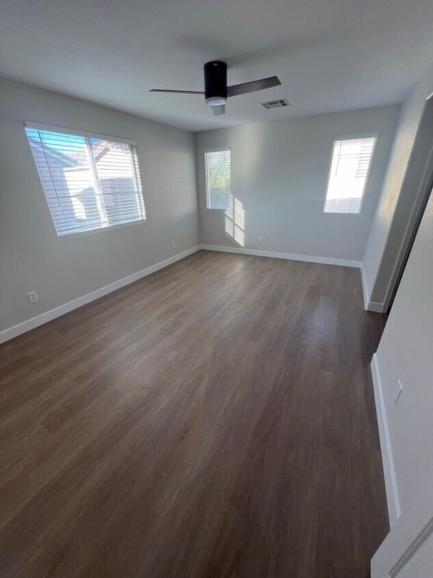 Building Photo - REMODELED 3 BEDROOM HOME!