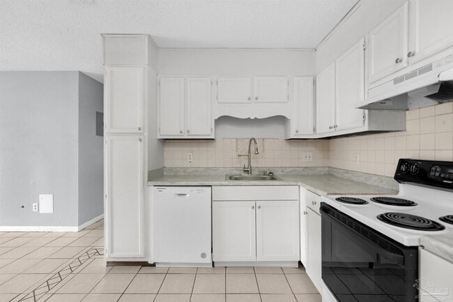 Building Photo - 3353 Green Briar Cir