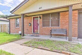 Building Photo - 807 Temple Dr