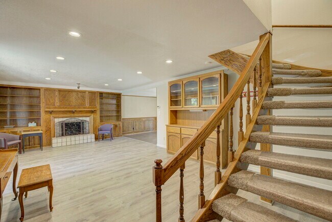 Building Photo - 6936 Greenhaven Dr