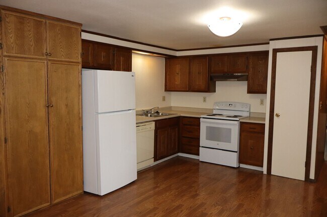 Foto del edificio - Beautifully Maintained Home with Space, St...