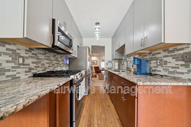 Building Photo - 804 Fairways Dr