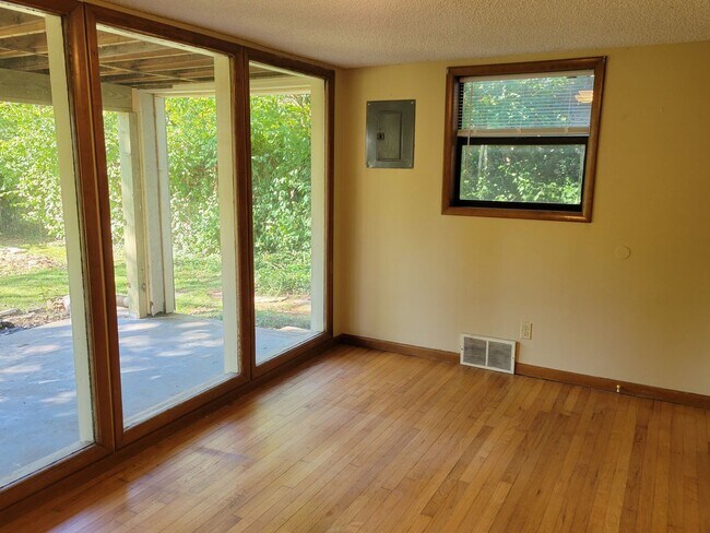 Foto del edificio - 4 Bedrooms! 2 Baths! Southeast Springfield...