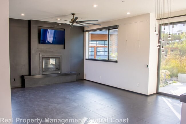 Building Photo - AVAILABLE DECEMBER - Custom 3 Bedroom / 2....