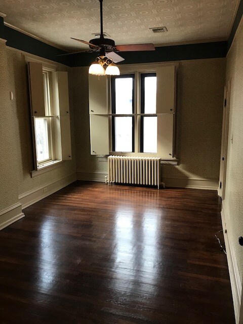 Large bedroom with lots of natural light - 432 Chestnut St