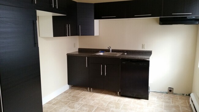 Building Photo - Large Town Home