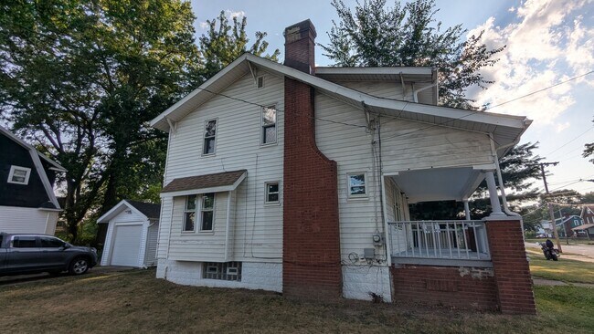Building Photo - Welcome to this newly renovated gem locate...