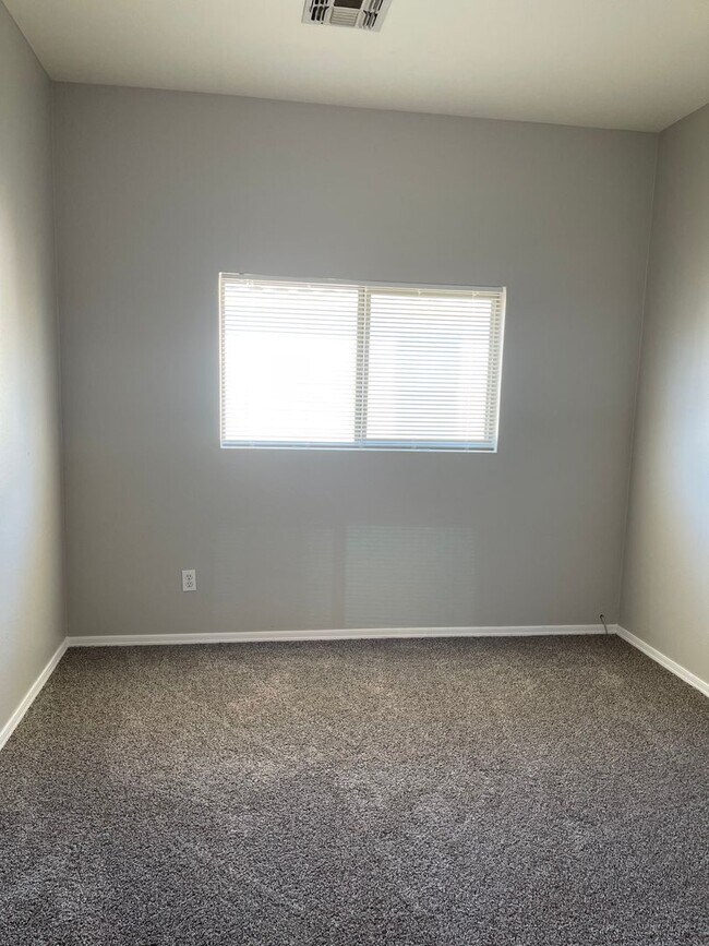 Building Photo - This newly updated 3 bedroom 2 bath home h...