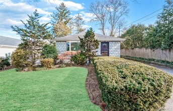 Building Photo - 45 21 Iris Ln