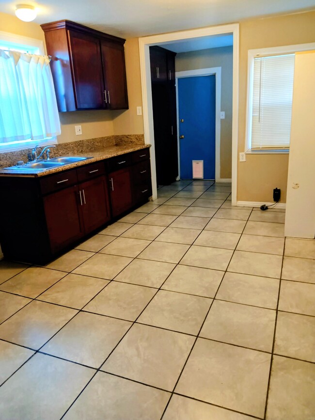 Building Photo - 2925 Wall Ave