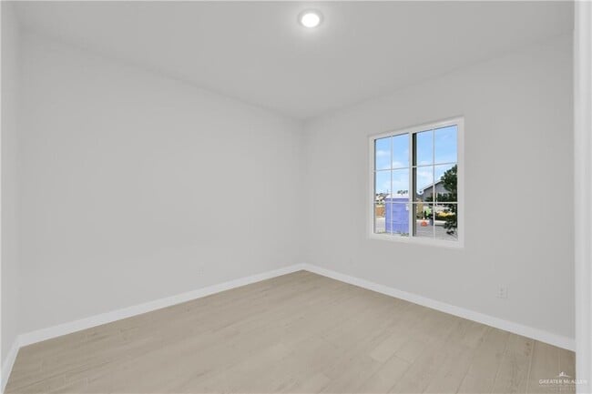 Building Photo - 25 Nerine Ave