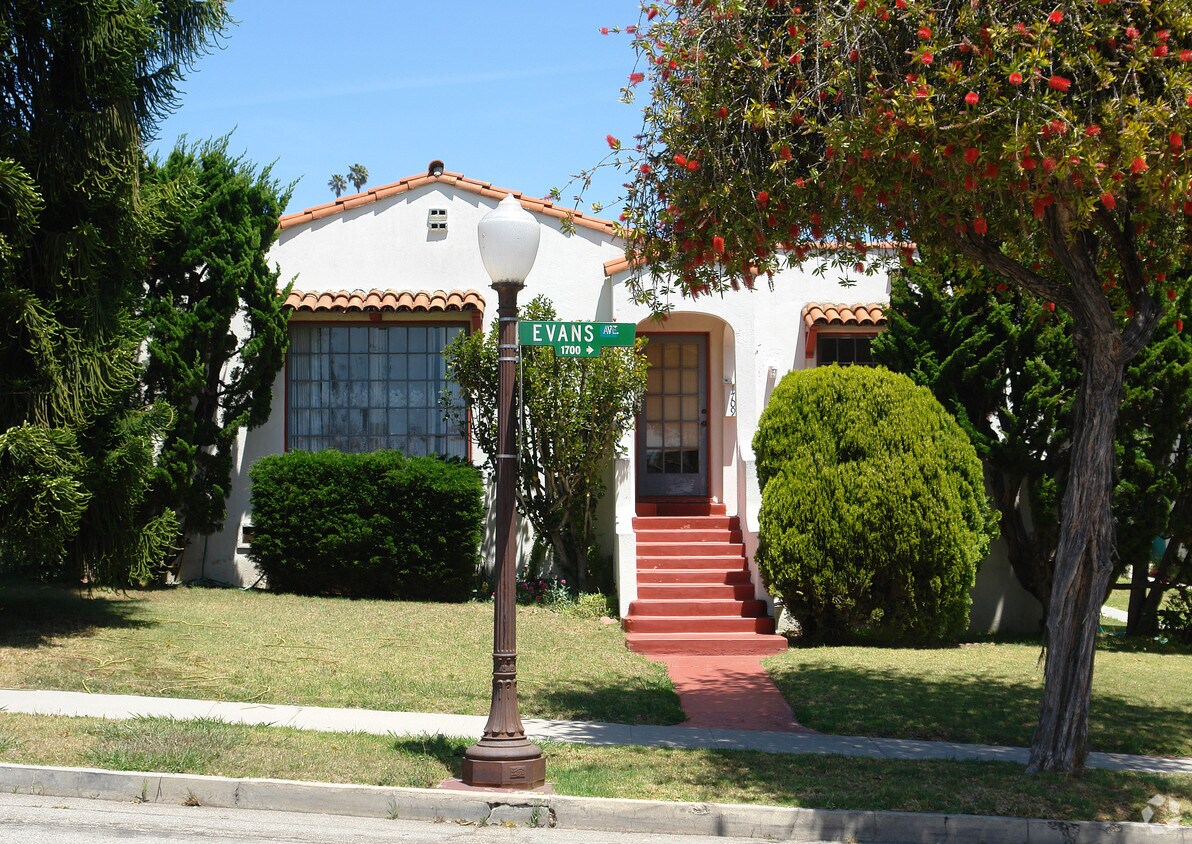 Foto del edificio - 1707-1709 Evans Ave