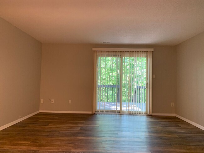 Foto del edificio - Renovated Raleigh Townhome Conveniently Lo...