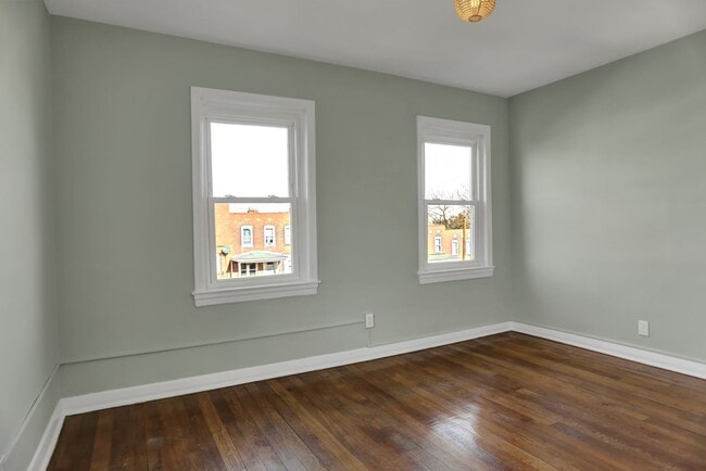 Building Photo - Charming End of Row Townhome