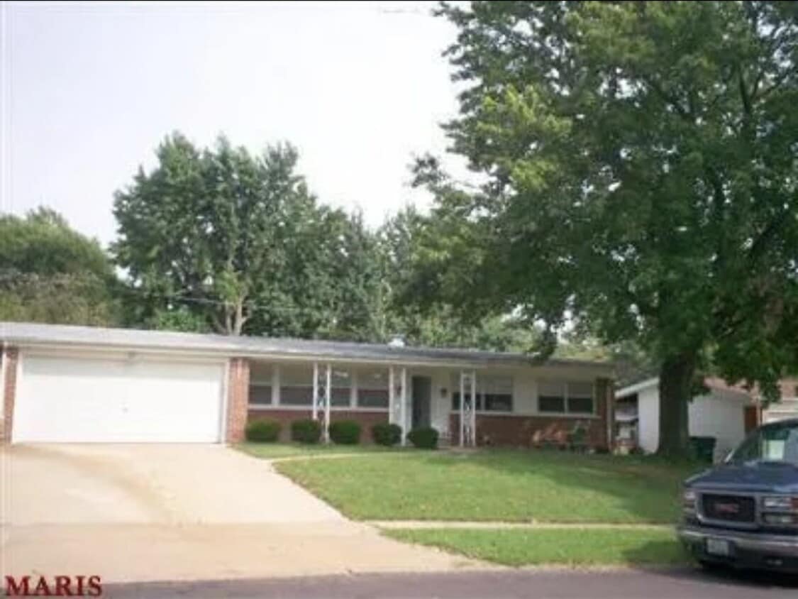 1670 Fairmount Dr, Florissant, MO 63033 House Rental in Florissant