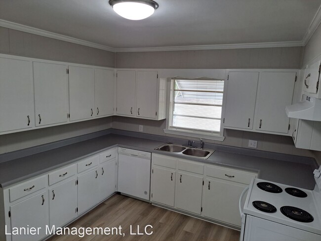 Building Photo - 2 br, 1 bath House - 205 E 2nd St