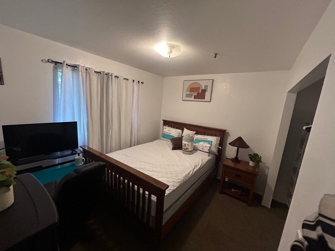 Freshly painted room with amenities - 1223 Helix St