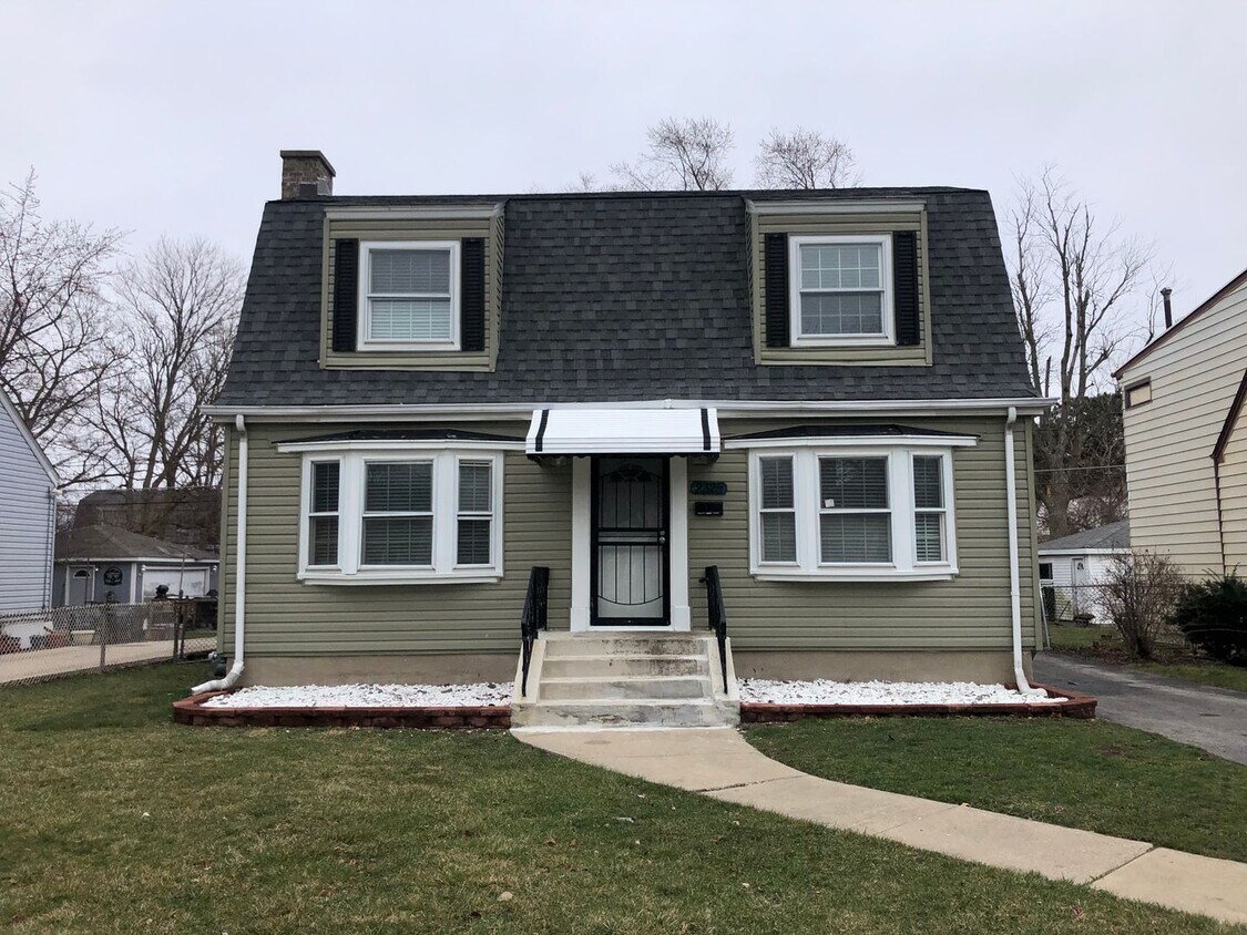 Primary Photo - Great Home Beautiful Bathrooms/Kitchen! Fe...