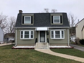 Building Photo - 2325 S 10th Ave
